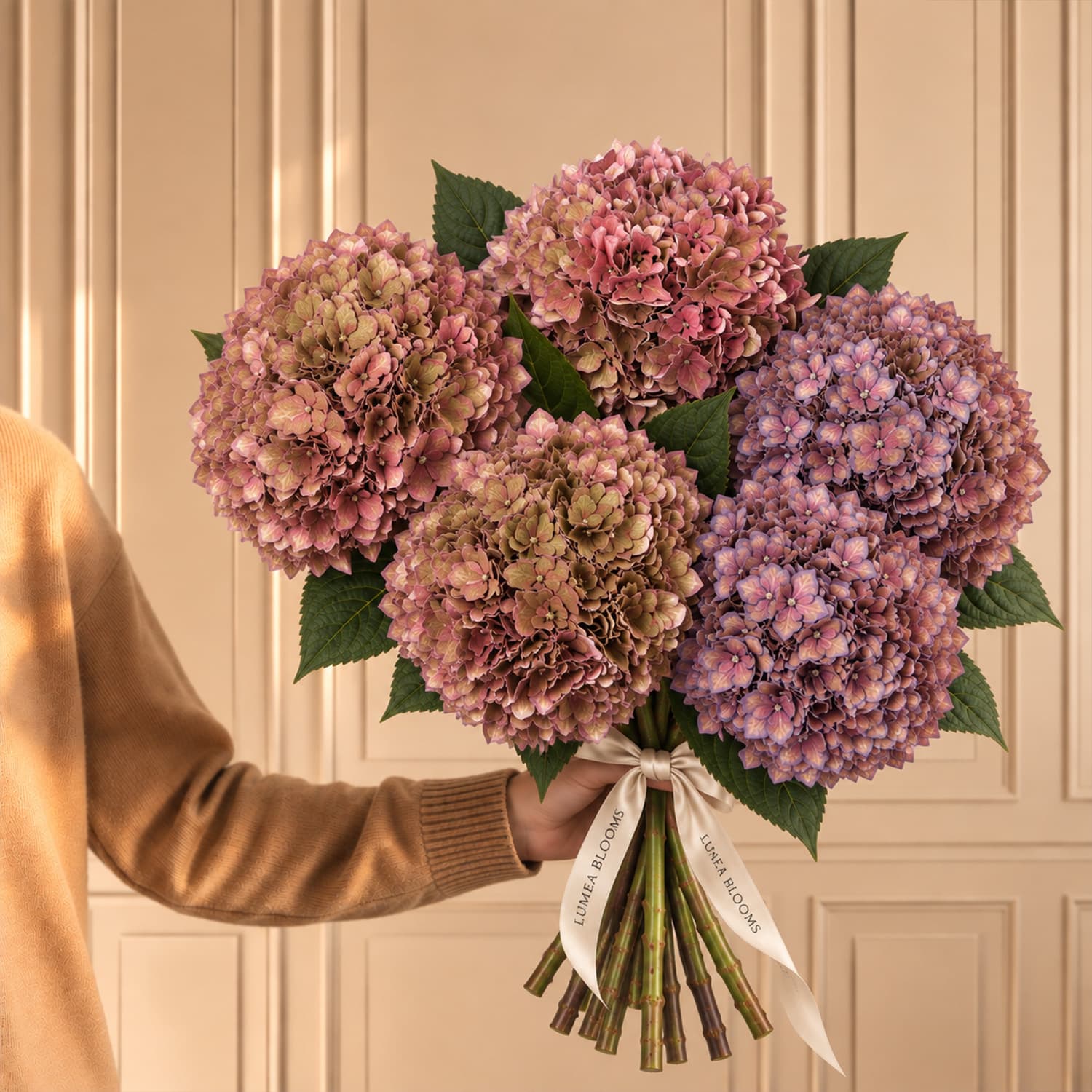 Arreglo floral de hortensias secas de temporada otoñal color malva