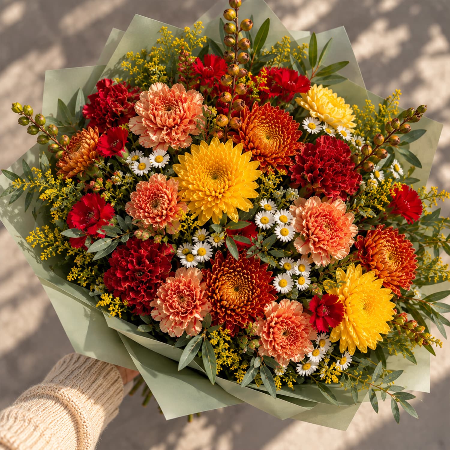 Ramo de flores de lujo de diseño exclusivo con crisantemos, claveles y manzanilla en tonos otoñales y cálidos.