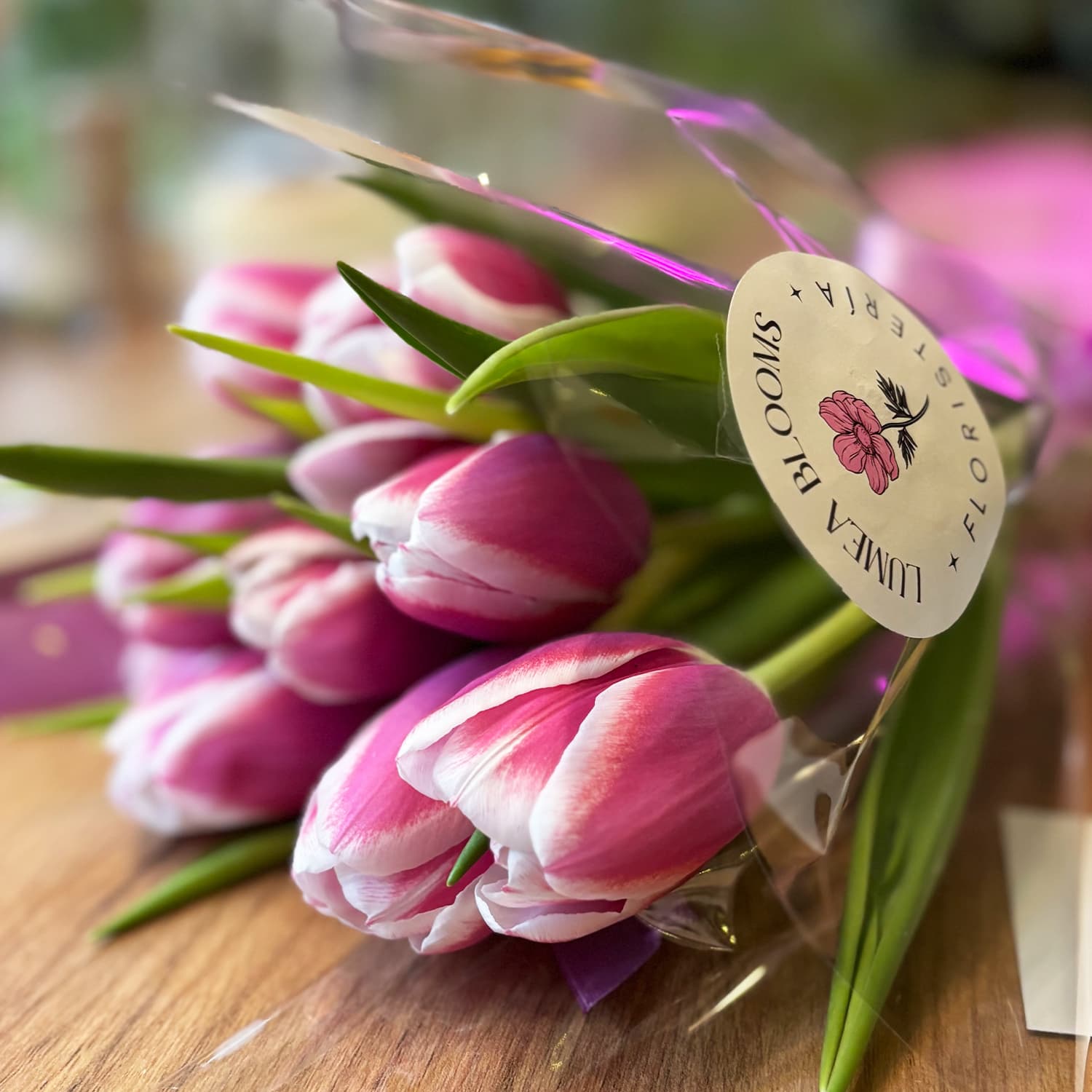 Florista de Lumea Blooms seleccionando y limpiando tallos de tulipanes frescos en Madrid.