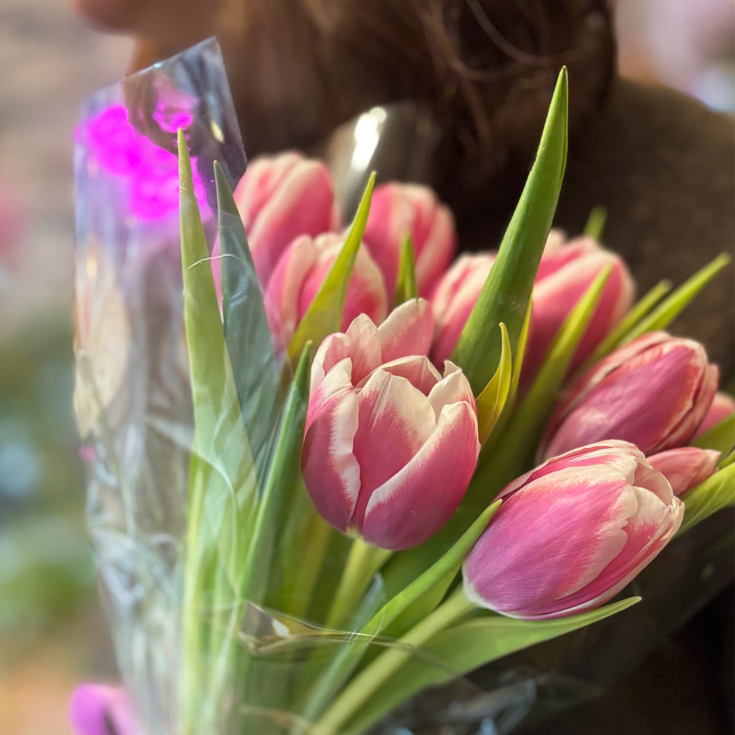Ramo de tulipanes frescos confeccionado a mano en el taller de Lumea Blooms en Madrid.
