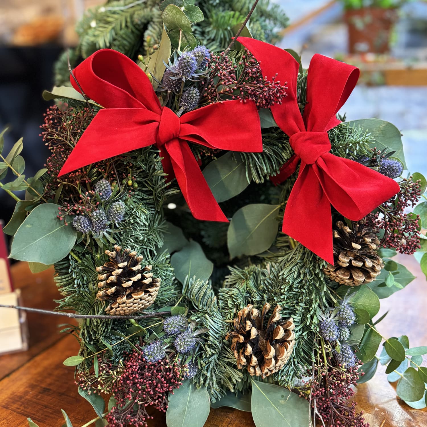 Corona de Navidad artesanal hecha con elementos naturales y verdes aromáticos de temporada